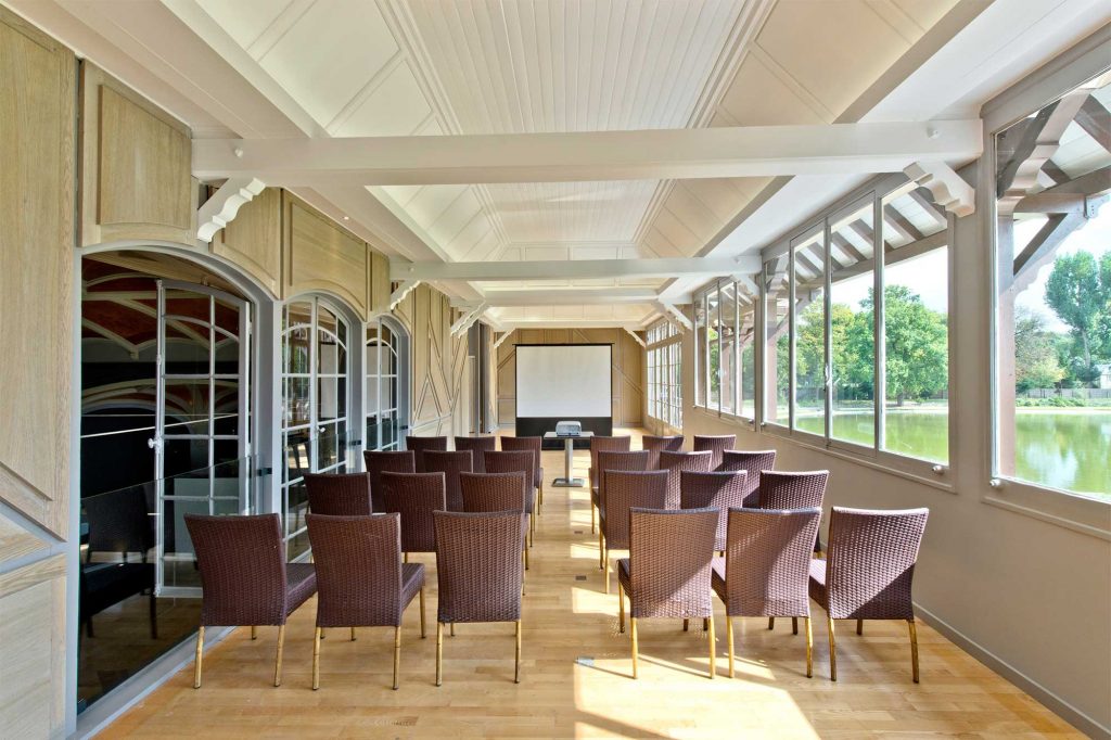 Le Manoir of pavillons des étangs in conference room configuration.
