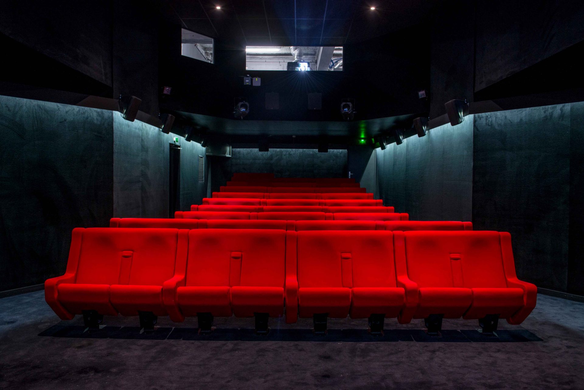 YOYO_Madame cinema_Empty room
