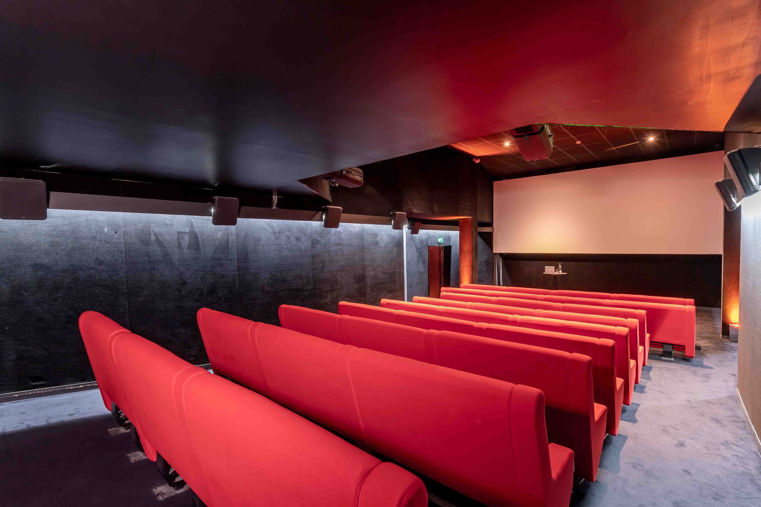 YOYO_Madame cinema_empty projection room