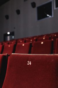 &Bull; Cité Du Cinéma,Conventions &Bull; Paris Society Events Salle de cinéma avec ses 430 fauteuils rouges numérotés en chiffres d’or
